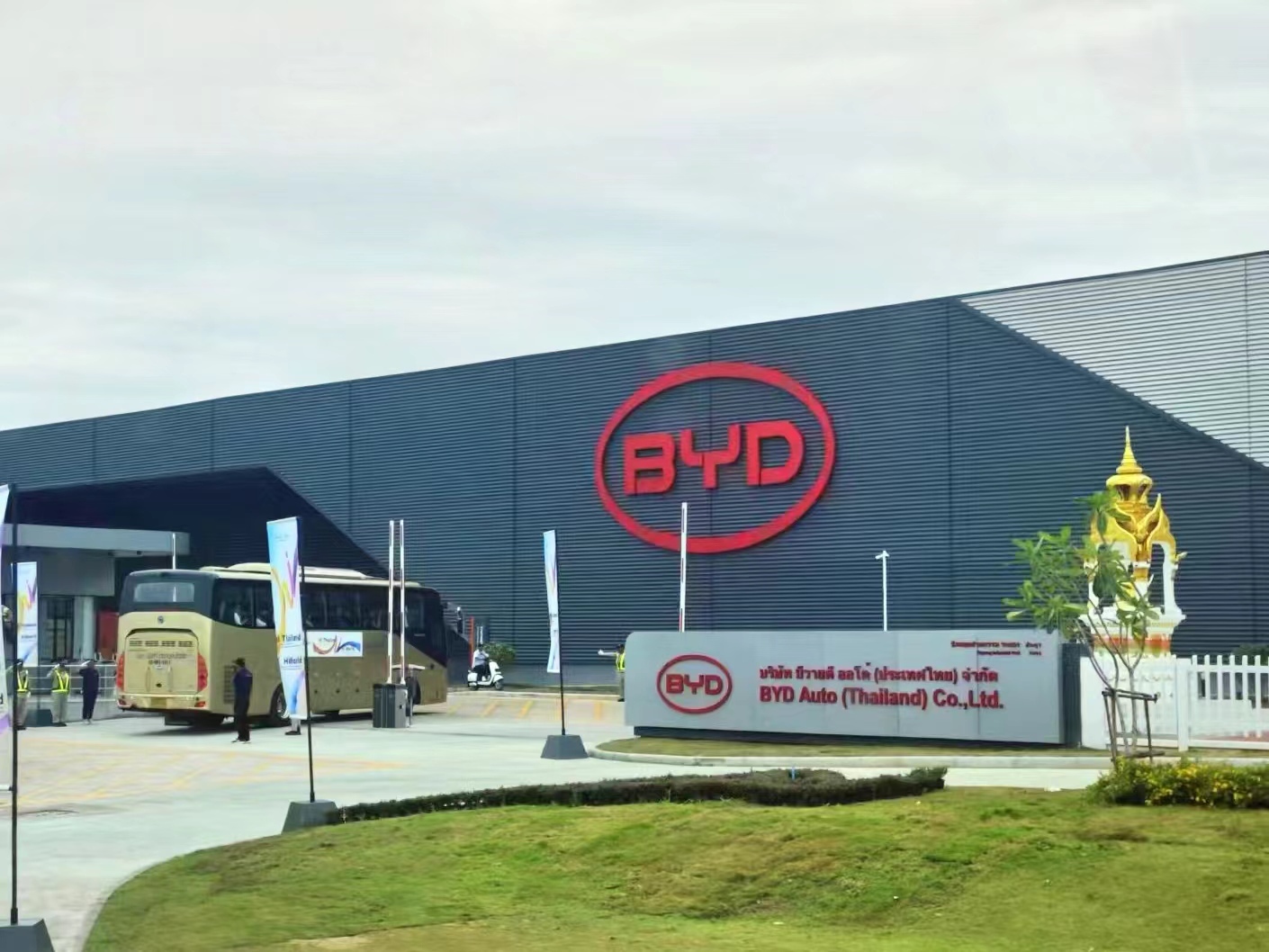 比亚迪第800万辆新能源车泰国下线 王传福：未来将引入更多纯电、插混车型 | 每经网